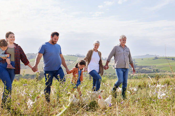 Aufnahme einer Mehrgenerationenfamilie, die auf einem Geflügelhof Zeit miteinander verbringt.